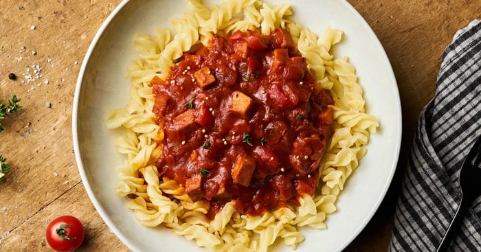 WURSTGULASCH MIT PAPRIKA UND SPIRELLI - Fleischgerichte - Shop ... WURSTGULASCH MIT PAPRIKA UND SPIRELLI - Fleischgerichte - Shop ...