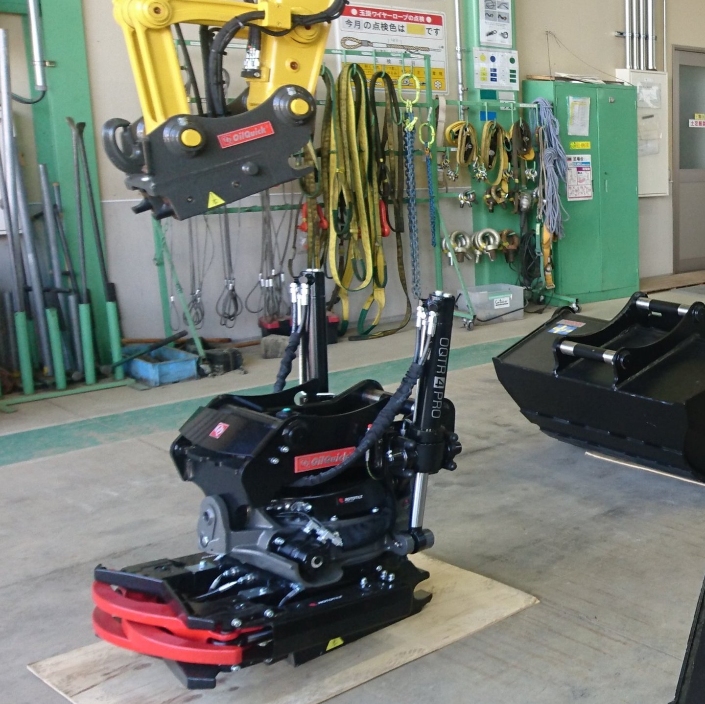 チルトローテーター - 製品情報 | オイルクイック ジャパン（OilQuick