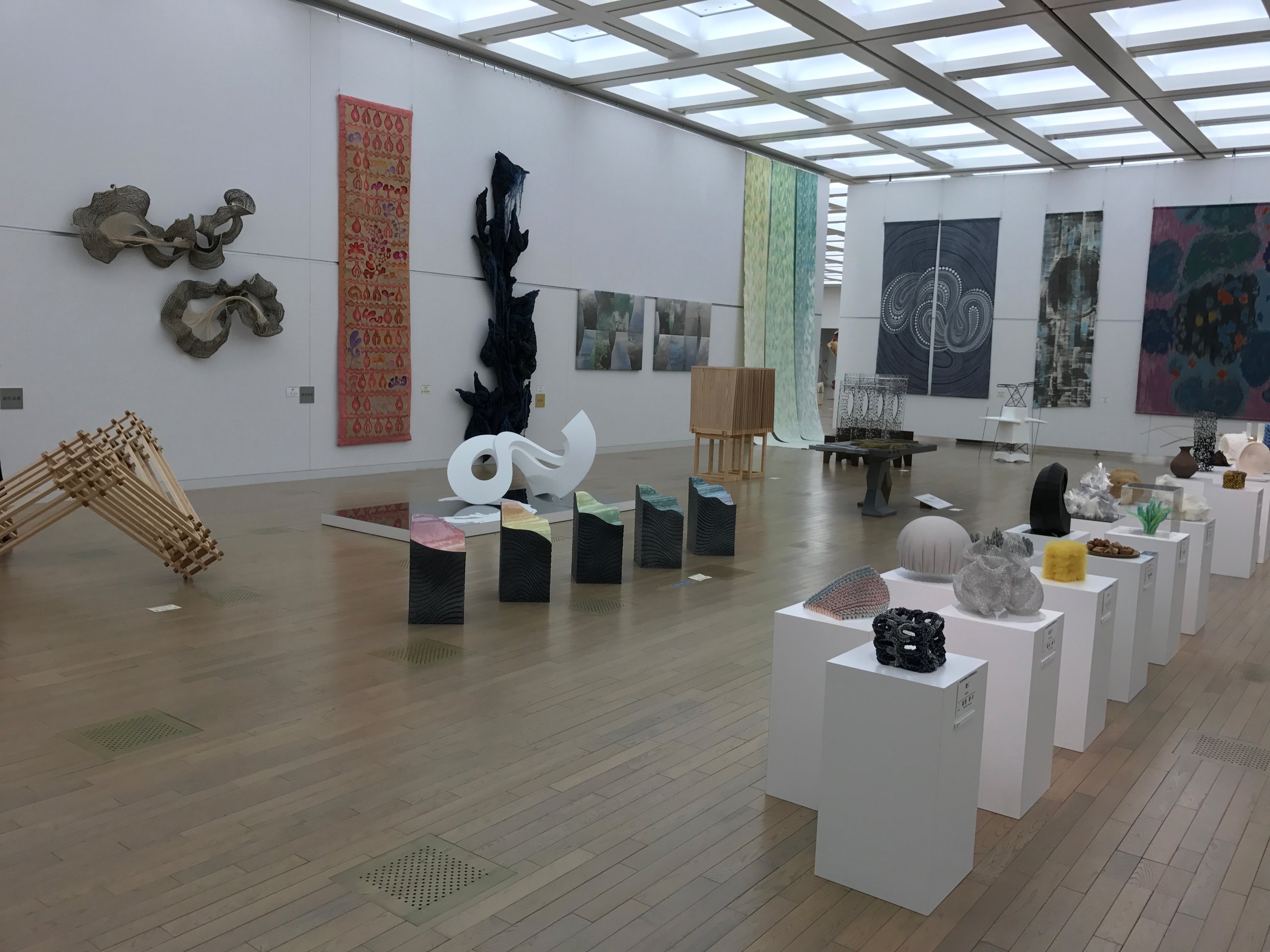 幾何学模様と個性的な大型オブジェ 造形作家 美術アート リビング インテリア陶芸 幾何学模様と個性的な大型オブジェ 造形作家 美術アート
